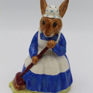 Vintage Royal Doulton Mrs. Bunnykins "Clean Sweep" Figurine D86  D 86, 1972